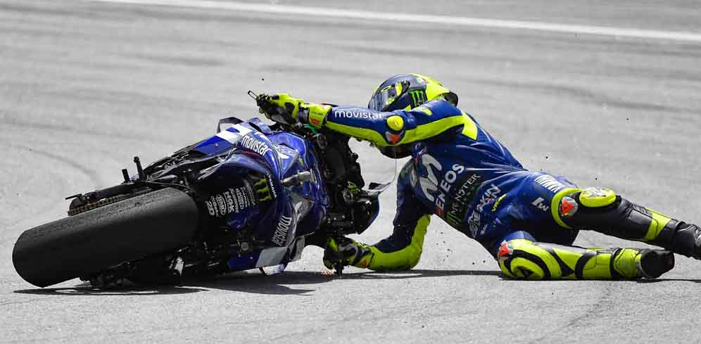 Rossi Memimpin, Jatuh Lalu Hancur